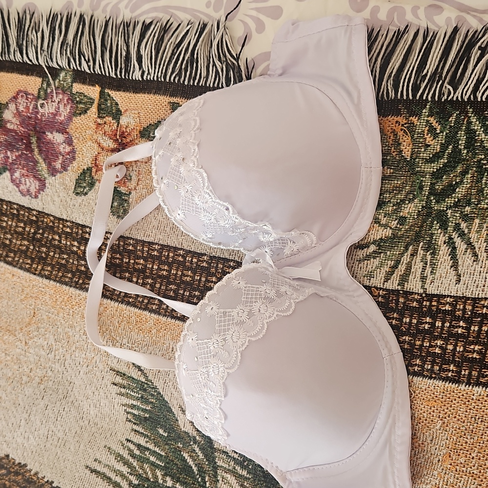 Elegant White Lace Bra Size 40C Underwires